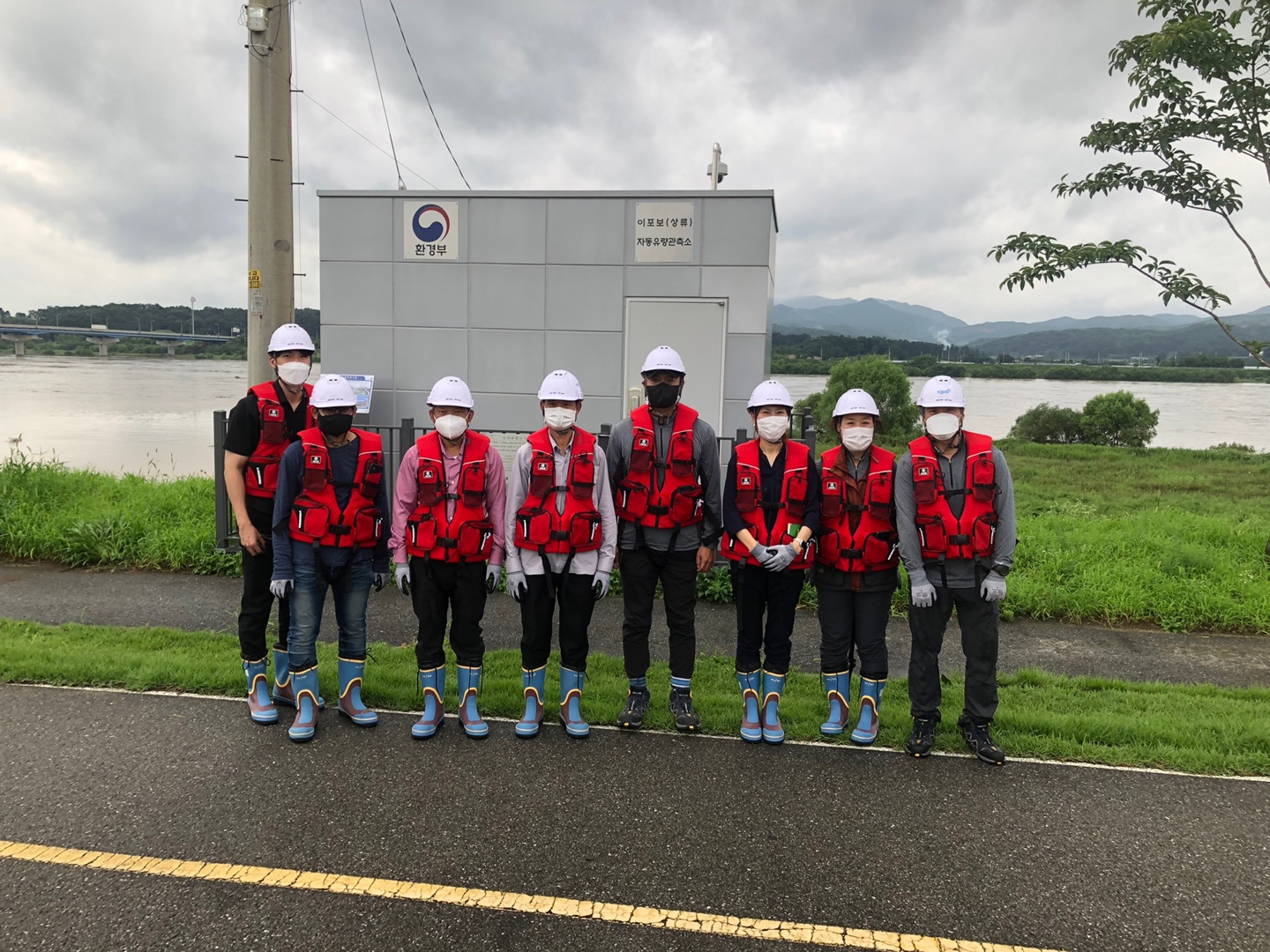 KakaoTalk_20220811_085738506_17.jpg 캄보디아 수자원기상부 직원들과 함께 찍은 답사사진